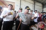 Banjarmasin, Antaranews - Kapolda Kalsel Brigjen Pol. Rachmat Mulyana didampingi Kapolresta Banjarmasin Kombes Pol Anjar Wicaksana Sik (belakang) memperlihatkan barang bukti rokok ilegal yang berhasil di amankan saat melakukan operasi gabungan di gudang ekspedisi Lintas Jawa Sumatera di jalan Yos Sudarso Banjarmasin. Dalam pemeriksaan tersebut sebanyak enam puluh koli rokok, tujuh koli dexttro dan empat koli kosmetik pemutih berhasil di amankan. Foto Antaranews Kalsel/Herry Murdy Hermawan