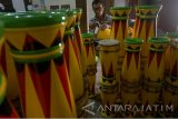 Perajin menyelesaikan pembuatan alat musik tradsional kendang reog di salah satu UKM di Tulungagung, Jawa Timur, Senin (17/7). Kerajinan reog kendang atau kendang reog khas Tulungagung itu dijual mulai Rp80 ribu hingga Rp500 ribu per buah menyesuaikan ukuran dan bahan baku kayu yang digunakan.  Antara Jatim/Destyan Sujarwoko/zk/17