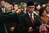 Ketua Dewan Komisioner Otoritas Jasa Keuangan 2017-2022 Wimboh Santoso mengucapkan sumpah jabatan saat dilantik oleh Ketua Mahkamah Agung Hatta Ali di Mahkamah Agung, Jakarta, Kamis (20/7). Wimboh Santoso resmi dilantik sebagai Ketua, sementara, Nurhaida, Tirta Segara, Riswinandi, Heru Kristiyana, Hoesen, dan Ahmad Hidayat dilantik sebagai anggota. Sedangkan Mirza Adityaswara dari Bank Indonesia dan Wakil Menteri Keuangan Mardiasmo sebagai anggota ex-officio. ANTARA FOTO/Sigid Kurniawan/wdy/17.