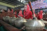 Sejumlah peserta program Beasiswa Seni dan Budaya Indonesia (BSBI) memainkan gamelan saat berkunjung ke SMP Negeri 29 Surabaya, Jawa Timur, Rabu (19/7). Program BSBI yang diikuti oleh 12 orang dari 12 negara (Indonesia, Brunei Darussalam, India, Singapura, Vietnam, Uzbekistan, Thailand, Belgia, Belanda, Nauru, Fiji dan Suriname) tersebut merupakan program dari Kemenlu untuk mempelajari budaya Indonesia khususnya yang berasal dari Jawa Timur. Antara Jatim/Moch Asim/zk/17