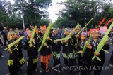 Sejumlah anak memainkan permainan tradisional bedil debok pada Festival Memengan di Banyuwangi, Jawa Timur, Sabtu (22/7). Festival yang menampilkan permainan tradisional oleh 5100 anak-anak tersebut, digelar sebagai upaya menjaga mainan tradisional tidak punah. Antara Jatim/Budi Candra Setya/zk/17.