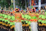 Sejumlah anak memainkan permainan tradisional terompet janur pada Festival Memengan di Banyuwangi, Jawa Timur, Sabtu (22/7). Festival yang menampilkan permainan tradisional oleh 5100 anak-anak tersebut, digelar sebagai upaya menjaga mainan tradisional tidak punah. Antara Jatim/Budi Candra Setya/zk/17.