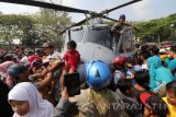 Sejumlah warga mengerumuni Helikopter saat pameran alutsista yang diselenggarakan oleh Pangkalan Utama TNI AL V Surabaya (Lantamal V Surabaya) di Stadion Candra Bhirawa Pare, Kediri, Jawa Timur, Minggu (23/7). Pameran tersebut guna memeriahkan program Bakti TNI AL 2017 dalam bentuk pelayanan kesehatan gratis kepada masyarakat dengan target 1.280 pasien. Antara Jatim/Prasetia Fauzani/zk/17