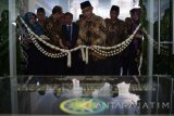 Ketua Umum PP Muhammadiyah Haedar Nashir (tengah) memotong pita disaksikan Direktur RS Siti Khodijah dr Muhammad Hamdan (ketiga kirii) Pimpinan Wilayah Muhammadiyah Jawa Timur M. Saad Ibrahim (kedua kanan) saat peresmian gedung Medik RS Siti Khodijah, Sepanjang, Taman, Sidoarjo, Jawa Timur, Minggu (23/7). Gedung medik RS Siti Khodijah dengan 6 lantai tersebut menyediakan Instalasi Gawat Darurat (IGD) yang di lengkapi peralatan canggih dan didukung tenaga medis yang profesional serta terlatih di bidang kegawatdaruratan. Antara Jatim/Umarul Faruq/zk/17