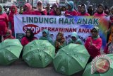 Sejumlah pengurus Fatayat NU membentangkan payung-payung bertuliskan Stop Perkawinan Anak saat hari bebas kendaraan bermotor di kawasan Bundaran HI, Jakarta, Minggu (23/7). Aksi tersebut dilakukan untuk menolak perkawinan anak yang angkanya masih tinggi di Indonesia sehingga menimbulkan permasalahan-permasalahan seperti perceraian, kemiskinan hingga kekerasan dalam rumah tangga. ANTARA FOTO/Hafidz Mubarak A/wdy/17.