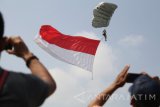 Seorang prajurit dari Pangkalan Utama TNI AL V Surabaya (Lantamal V Surabaya) melakukan terjun payung di Stadion Candra Bhirawa Pare, Kediri, Jawa Timur, Minggu (23/7). Aksi tersebut guna memeriahkan program Bakti TNI AL 2017 dalam bentuk pelayanan kesehatan gratis kepada masyarakat dengan target 1.280 pasien. Antara Jatim/Prasetia Fauzani/zk/17