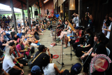 Sejumlah musisi dunia melakukan eksibisi musik saat klinik musik di hadapan para penonton di area perhelatan Rainforest World Music Festival 2017 di Kampung Budaya, Sarawak, Kuching. 