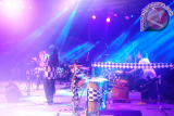 Grup Perkusi Svara Samsara dari Indonesia menggelar pertunjukan musik saat penutupan perhelatan Rainforest World Music Festival 2017 di Kampung Budaya, Sarawak, Kuching. (Foto Antara Kalbar/ Jessica Helena Wuysang)