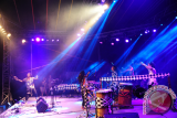 Grup Perkusi Svara Samsara dari Indonesia menggelar pertunjukan musik saat penutupan perhelatan Rainforest World Music Festival 2017 di Kampung Budaya, Sarawak, Kuching. (Foto Antara Kalbar / Jessica Helena Wuysang)
