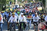 Menteri Pemuda dan Olaharaga RI Imam Nahrawi, Bupati Tanah Laut H. Bambang Alamsyah dan masyarakat Tanah Laut mengikuti Gowes Nusantara, di Pelaihari, Sabtu (22/7). Foto:Antaranews Kalsel/Arianto/G.