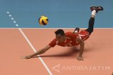 Pebola voli putra Indonesia Rivan Nurmulki berusaha mengembalikan bola dari lawannya pebola voli putra Arab Saudi saat turnamen 19th Asian Senior Men's Volleyball Championship 2017 di GOR Tri Dharma, Gresik, Jawa Timur, Senin (24/7). Tim pebola voli Indonesia menang atas tim pebola voli Arab Saudi dengan skor 3-1 (25-23, 25-21, 22-25, 26-24). Antara Jatim/Zabur Karuru/17