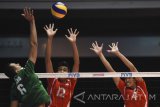 Pebola voli putra Indonesia Hernanda Zulfi (kiri) dan Febriant Tamami (tengah) berusaha menghalau smes dari pebola voli putra Arab Saudi Hesham Azouz Asaad (kanan) saat turnamen 19th Asian Senior Men's Volleyball Championship 2017 di GOR Tri Dharma, Gresik, Jawa Timur, Senin (24/7). Tim pebola voli Indonesia menang atas tim pebola voli Arab Saudi dengan skor 3-1 (25-23, 25-21, 22-25, 26-24). Antara jatim/Zabur Karuru/zk/17