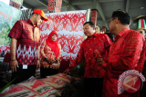 Presiden Majelis Adat Dayak Nasional (MADN) sekaligus Gubernur Kalbar, Cornelis (dua kanan) meninjau stand saat pembukaan pameran, eksibisi dan hiburan rakyat di Rumah Radakng, Pontianak, Minggu (23/7). Kegiatan tersebut merupakan rangkaian perhelatan Kongres Dayak Internasional I yang akan digelar Majelis Adat Dayak Nasional pada 25-26 Juli 2017 mendatang. ANTARA FOTO/Jessica Helena Wuysang/17