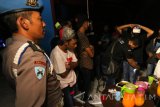 Polisi memeriksa sejumlah pengunjung Nine Club di Jalan Pasar Kembang, Surabaya, Jawa Timur, Minggu (23/7) dini hari. Razia multi sasaran yang digelar oleh Polrestabes Surabaya di sejumlah tempat hiburan malam tersebut  selain guna menjaga dan meningkatkan ketertiban di tempat umum, juga untuk menekan tindak kejahatan. Antara Jatim/Didik Suhartono/zk/17