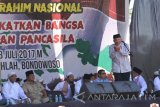 Ketua Majelis Kehormatan PAN Amien Rais (kanan) menyampaian pandangannya dalam acara halal bihalal dan silaturahmi nasional di Pondok Pesantren Al Ishlah, Grujugan, Bondowoso, Jawa Timur, Minggu (23/7). Acara tersebut juga dihadiri Ketua Umum Partai Gerindra Prabowo Subianto yang dalam kesempatan itu menyatakan belum menentukan sikap siapa calon gubernur yang akan diusung lewat partainya pada Pemilihan Kepala Daerah (Pilkada) Provinsi Jawa Timur 2018. Antara Jatim/Seno/zk/17.