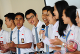 Sejumlah siswa berprestasi dari Kalimantan Barat bernyanyi saat mengikuti pembukaan sekaligus pelepasan Siswa Mengenal Nusantara (SMN) 2017 di Kantor PT Pelabuhan Indonesia II (Persero) Cabang Pontianak, Senin (24/7). Kegiatan SMN 2017 yang diadakan oleh PT Pelindo II (Persero)/IPC bersama PT Perkebunan Nusantara XIII serta diikuti 40 siswa berprestasi dari Kalbar dan Gorontalo tersebut, bertujuan agar siswa dapat saling mengenal keberagaman budaya, kekayaan alam, potensi daerah dan kewirausahaan. ANTARA FOTO/Jessica Helena Wuysang/17