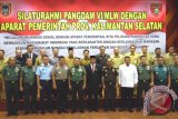 Foto bersama Pangdam VI/Mulawarman Mayjen TNI Sonhadji dengan Gubernur Kalsel, Kapolda, Darem, Kejati dan jajaran pimpinan daerah lainnya, Selasa (25/7).