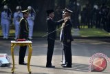 Presiden Joko Widodo (kedua kiri) menyematkan tanda pangkat kepada lulusan terbaik taruna saat upacara Prasetya Perwira Tentara Nasional Indonesia dan Kepolisian Negara Republik Indonesia 2017 di halaman Istana Merdeka, Jakarta, Selasa (25/7). Presiden melantik sebanyak 729 perwira remaja TNI-Polri yang terdiri dari 437 Taruna Akademi TNI dan 292 orang lulusan dari Taruna kepolisian. ANTARA FOTO/Puspa Perwitasari/wdy/17.