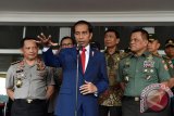 Presiden Joko Widodo (tengah) didampingi Panglima TNI Jenderal TNI Gatot Nurmantyo (kanan), Menko Polhukam Wiranto (kedua kanan), dan Kapolri Jenderal Pol Tito Karnavian (kiri) menjawab pertanyaan wartawan seusai memberikan pembekalan kepada calon perwira remaja (Capaja) Akademi TNI dan Polri tahun 2017 di Mabes TNI, Cilangkap, Jakarta, Senin (24/7/2017). Dalam kesempatan tersebut presiden menyampaikan bahwa para calon perwira remaja harus mampu mengikuti visi pertahanan sesuai dengan perkembangan zaman. (ANTARA FOTO/Puspa Perwitasari)