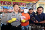 Kapolres Jember AKBP Kusworo Wibowo menunjukkan barang bukti uang sebesar Rp1 juta dan kartu pers dalam 'pers release' di halaman Mapolres Jember, Senin (24/7). Oknum wartawan berinisial MA (menggunakan topeng) melakukan pemerasan kepada seorang PNS Pemkab Jember senilai Rp15 juta, sehingga yang bersangkutan dijerat pasal 368 KUHP. Antarajatim/Zumrotun Solichah/zk/17
