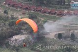 Peserta melakukan latihan menjelang Kejuaraan Internasional Paralayang di Gunung Banyak, Batu, Jawa Timur, Rabu (26/7). Kejuaraan yang diadakan hingga tanggal 30 Juli 2017 tersebut diikuti puluhan atlit dari dalam dan luar negeri serta  mempertandingan beberapa kelas antara lain, Ketepatan Mendarat, Fun Flying dan Cross Country. Antara Jatim/Ari Bowo Sucipto/zk/17.