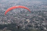 Peserta melakukan latihan menjelang Kejuaraan Internasional Paralayang di Gunung Banyak, Batu, Jawa Timur, Rabu (26/7). Kejuaraan yang diadakan hingga tanggal 30 Juli 2017 tersebut diikuti puluhan atlit dari dalam dan luar negeri serta  mempertandingan beberapa kelas antara lain, Ketepatan Mendarat, Fun Flying dan Cross Country. Antara Jatim/Ari Bowo Sucipto/zk/17.