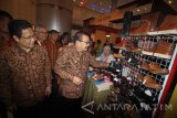 Gubernur Jawa Timur Soekarwo (kanan) bersama Ketua DPRD Jawa Timur Abdul Halim Iskandar (kiri) meninjau salah satu stan pameran saat pembukaan Koperasi dan UMKM Expo 2017 di Surabaya, Jawa Timur, Rabu (26/7). Pameran yang mengusung tema 'Memperkuat Koperasi dan UMKM Melalui Kegiatan Ekonomi Kreatif' tersebut berlangsung mulai 26-30 Juli dan menjadi ajang untuk memperkenalkan produk-produk unggulan bagi para pelaku koperasi dan UMKM. Antara Jatim/Moch Asim/zk/17