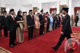 Presiden Joko Widodo (kanan) bersiap memberikan ucapan selamat kepada Ketua sekaligus Anggota Dewan Pengawas Badan Pengelola Keuangan Haji (BPKH) Yuslam Fauzi (kedua kiri) dan anggota usai pelantikan di Istana Negara, Jakarta, Rabu (26/7). Presiden melantik 14 anggota Dewan Pengawas dan Badan Pelaksana BPKH. ANTARA FOTO/Puspa Perwitasari/wdy/17.