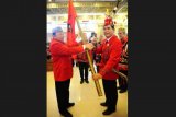 Presiden Majelis Adat Dayak Nasional (MADN) sekaligus Gubernur Kalbar, Cornelis (kiri) menyerahkan bendera pataka kepada Ketua Dewan Adat Dayak (DAD) Kalbar, Jakius Sinyor (dua kanan) saat pengukuhan di Pendopo Gubernur Kalbar, Selasa (25/7). Pengukuhan pengurus Dewan Adat Dayak Kalbar periode 2017-2022 tersebut, merupakan rangkaian Kongres Dayak Internasional ke-I yang akan digelar di Pontianak pada 26-27 Juli 2017. ANTARA FOTO/Jessica Helena Wuysang/ama/17