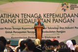 Menpora Imam Nahrawi memberikan sambutan disela-sela Pelatihan Tenaga Kepemudaan Bidang Kedaulatan Pangan di Surabaya, Jawa Timur, Rabu (26/7). Pelatihan yang diikuti sekitar 200 orang pemuda Surabaya tersebut bertujuan untuk memberikan arah dan kebiajakan serta upaya kedaulatan pangan sehingga pemuda memiliki pemahaman dan wawasan mengelola sumber daya alam dan teknologi serta industri pangan. Antara Jatim/M Risyal Hidayat/zk/17