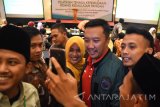 Menpora Imam Nahrawi (kedua kanan) berswafoto dengan peserta disela-sela Pelatihan Tenaga Kepemudaan Bidang Kedaulatan Pangan di Surabaya, Jawa Timur, Rabu (26/7). Pelatihan yang diikuti sekitar 200 orang pemuda Surabaya tersebut bertujuan untuk memberikan arah dan kebiajakan serta upaya kedaulatan pangan sehingga pemuda memiliki pemahaman dan wawasan mengelola sumber daya alam dan teknologi serta industri pangan. Antara jatim/M Risyal Hidayat/zk/17