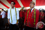 Menteri Hukum dan HAM, Yasonna Laoly (kiri) didampingi Presiden Majelis Adat Dayak Nasional (MADN) sekaligus Gubernur Kalbar, Cornelis saat menghadiri pembukaan Kongres Dayak Internasional 2017 di Rumah Radakng, Pontianak, Rabu (26/7). Dalam kongres Dayak Internasional yang pertama kali digelar di dunia dan dihadiri delegasi dari sejumlah negara seperti Malaysia, Brunei Darussalam, New Zealand, Taiwan, Madagaskar dan Australia tersebut, akan membahas sejumlah topik terkait masyarakat adat Dayak beserta lingkungan hutan Kalbar. ANTARA FOTO/Jessica Helena Wuysang/17