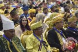 Peserta yang terdiri Raja dan Sultan Nusantara mengikuti Silaturahmi Nasional Raja dan Sultan Nusantara ke V di Kompleks Parlemen, Senayan, Jakarta, Kamis (27/7). Kegiatan silaturahmi Raja dan Sultan itu mengagendakan pendeklarasian wadah tunggal Raja, Sultan, Datu, dan Ratu Nusantara serta melakukan pemilihan Sekjen BP Silatnas Raja dan Sultan Nusantara Indonesia periode 2017-2022. ANTARA FOTO/Wahyu Putro A/wdy/17