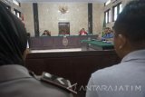 Majelis hakim membacakan amar putusan sidang sengketa tanah TNI-warga Kaligentong di depan Pengadilan Negeri Tulungagung, Tulungagung, Jawa Timur, Kamis (27/7). Dalam sidang tersebut majelis hakim menolak seluruh gugatan warga, mengabulkan sebagian gugatan balik pihak tergugat, memerintahkan pengosongan lahan sengketa dari hunian warga seluas 1431,11 Ha untuk diserahkan kepada TNI, serta membebankan biaya perkara kepada pihak tergugat senilai Rp40,705 juta. Antara jatim/Destyan Sujarwoko/zk/17