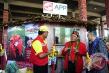 Direktur Asia Pulp & Paper (APP) Sinar Mas, Suhendra Wiriadinata (kanan) berbincang bersama Bupati Sanggau, Paolus Hadi (tengah) dan General Manager Sinar Mas Forestry Region Kalbar, Sambusir Yusuf (kiri) saat pembukaan acara Kongres Dayak Internasional 2017 di Rumah Radakng, Pontianak, Kalbar, Rabu (26/7). APP Sinar Mas turut berpatisipasi dan mendukung kelestarian sumber daya alam di Kalbar, melalui program Integrated Fire Management (IFM) atau sistem penanggulangan kebakaran secara terpadu, dan program Desa Makmur Peduli Api (DMPA) guna meningkatkan kesejahteraan petani lokal serta bertanggung jawab terhadap lingkungan sekitar. ANTARA FOTO/Jessica Helena Wuysang/17

