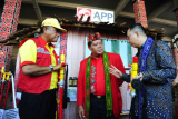 Direktur Asia Pulp & Paper (APP) Sinar Mas, Suhendra Wiriadinata (kanan) memperlihatkan alat pemadam api untuk lahan gambut 'Sambunesia' yang merupakan hasil cipta General Manager Sinar Mas Forestry Region Kalbar, Sambusir Yusuf (kiri) kepada Bupati Sanggau, Paolus Hadi (tengah) saat pembukaan acara Kongres Dayak Internasional 2017 di Rumah Radakng, Pontianak, Kalbar, Rabu (26/7). APP Sinar Mas turut berpatisipasi dan mendukung kelestarian sumber daya alam di Kalbar, melalui program Integrated Fire Management (IFM) atau sistem penanggulangan kebakaran secara terpadu, dan program Desa Makmur Peduli Api (DMPA) guna meningkatkan kesejahteraan petani lokal serta bertanggung jawab terhadap lingkungan sekitar. ANTARA FOTO/Jessica Helena Wuysang/17