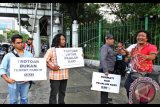 Aktivis Koalisi Pejalan Kaki (KPK) melakukan aksi di sepanjang trotoar kawasan Monas, Jakarta, Jumat (28/7). Aksi tersebut dilakukan untuk mengembalikan fungsi trotoar sebagai tempat bagi pejalan kaki yang sering diokupasi oleh kendaraan bermotor. Antara Foto/ Reno Esnir/i018/2017