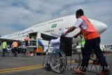 Petugas medis membantu seorang calon jamaah haji yang mengalami sakit menuju ke pesawat di Bandara Internasional Juanda Surabaya di Sidoarjo, Jawa Timur, Jumat (28/7). Sebanyak 445 jamaah calon haji kloter pertama embarkasi Surabaya dari Kabupaten kediri diberangkatkan ke Mekah, Arab Saudi. Antara Jatim/Umarul Faruq/zk/17