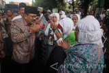 Gubernur Jawa Timur Soekarwo (kiri) berdoa bersama jemaah calon haji kloter pertama sebelum diberangkatkan ke Bandara Juanda di Asrama Haji Embarkasi Surabaya (AHES) di Surabaya, Jawa Timur, Jumat (28/7). Embarkasi Surabaya memberangkatkan sebanyak 36.640 orang yang terdiri dari jemaah dari Jawa Timur sebanyak 35.270, jemaah asal Bali sebanyak 700 orang dan jemaah dari Nusa Tenggara Timur sebanyak 670 orang. Antara jatim/Moch Asim/zk/17