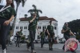 Sejumlah wisatawan mancanegara beraktivitas di kawasan Titik Nol Kilometer, DI Yogyakarta, Jumat (28/7). Memasuki musim libur musim panas di negara belahan utara, kunjungan wisman di Yogyakarta mulai meningkat, dan diperkirakan akan terus bertambah hingga September mendatang. Antara Foto/Hendra Nurdiyansyah/i018/2017.