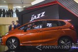 Presiden Director Honda Surabaya Center Ang Hoey Tion (kiri) bersama Marketing dan After Sales Service Director Honda Surabaya Center Wendy Miharja (kanan) mengamati produk New Honda Jazz saat peluncuran produk tersebut di surabaya, Jawa Timur, Jumat (28/7). Antara Jatim/Zabur Karuru/17