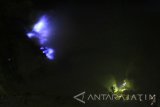 Wisatawan melihat Blue fire (api biru) didasar kawah Gunung Ijen, Banyuwangi, Jawa Timur, Sabtu (29/7). Fenomena Blue fire yang hanya ada didua Negara yaitu Islandia dan Indonesia yang tepatnya di Kawah Gunung Ijen tersebut, menjadi tempat wisata unggulan yang mampu menyedot kunjungan wisatawan lokal dan mancanegara. Antara Jatim/Budi Candra Setya/zk/17.