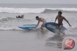 Peserta beradu cepat sambil membawa papan selancar saat lomba Badan Penyelamat Wisata Tirta (Balawista) di Pantai Seminyak, Bali, Sabtu (29/7). Kegiatan yang diikuti puluhan anggota Balawista Badung tersebut digelar guna meningkatkan kemampuan dan kecepatan penyelamat pantai dalam memberi pertolongan dan menangani musibah di objek wisata pantai. Antara Foto/Fikri Yusuf/i018/2017