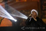 Penyanyi Opick menyanyikan lagu Tombo Ati dalam Pembukaan Musabaqah Tilawatil Quran (MTQ) Mahasiswa Nasional di Lapangan Rektorat Universitas Brawijaya, Malang, Jawa Timur, Jumat (28/7) malam. Penyanyi religi tersebut membawakan 7 lagu dari album terbaiknya antara lain Bila Waktu Tlah Berakhi, Shalawat Nab dan Rumput Bertasbih. Antara jatim/Ari Bowo Sucipto/zk/17.