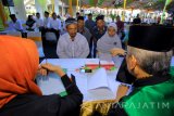 Pasangan suami istri mengikuti sidang isbat Banyuwangi, Jawa Timur, Jumat (28/7).  Sidang Isbat nikah masal yang melibatkan 112 pasangan suami istri tersebut, digelar untuk mengesahkan pernikahan guna memperlancar pengisian biodata seperti KTP, KK dan Akte kelahiran secara resmi. Antara jatim/Budi Candra Setya/zk/17.