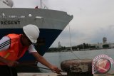 Petugas kepal menyemprot bagian depan kapal tug boat di Pelabuhan Krueng Geukuh milik PT Pelindo I, di Lhokseumawe, Aceh, Sabtu (29/7). Guna memajukan perekonomian Aceh, pelayanan Pelabuhan Krueng Geukuh siap mendukung percepatan Kawasan Ekonomi Khusus (KEK) Arun, Lhokseumawe. ANTARA SUMUT/Irsan Mulyadi/17