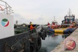 Petugas kepal menyemprot bagian depan kapal tug boat di Pelabuhan Krueng Geukuh milik PT Pelindo I, di Lhokseumawe, Aceh, Sabtu (29/7). Guna memajukan perekonomian Aceh, pelayanan Pelabuhan Krueng Geukuh siap mendukung percepatan Kawasan Ekonomi Khusus (KEK) Arun, Lhokseumawe. ANTARA SUMUT/Irsan Mulyadi/17