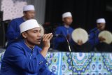 Peserta menunjukkan kebolehannya menyanyikan lagu Islami dalam Festival Al Banjari di Musabaqah Tilawatil Quran (MTQ) Mahasiswa Nasional di Lapangan Graha Cakrawala,Malang, Jawa Timur, Minggu (30/1). Lomba yang diikuti ratusan peserta perwakilan dari 250 Perguruan Tinggu se-Indonesia tersebut menilai kualitas suara dan kekompakan tim. Antara Jatim/Ari Bowo Sucipto/zk/17.