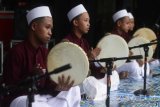 Peserta menunjukkan kebolehannya menyanyikan lagu Islami dalam Festival Al Banjari di Musabaqah Tilawatil Quran (MTQ) Mahasiswa Nasional di Lapangan Graha Cakrawala,Malang, Jawa Timur, Minggu (30/1). Lomba yang diikuti ratusan peserta perwakilan dari 250 Perguruan Tinggu se-Indonesia tersebut menilai kualitas suara dan kekompakan tim. Antara Jatim/Ari Bowo Sucipto/zk/17.