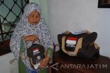Paini (64) seorang jemaah calon haji merapikan tas di Kelurahan Jember Kidul, Kaliwates, Jember, Jawa Timur, Senin (31/7). Paini, seorang pembantu rumah tangga (PRT) akan menunaikan ibadah haji tahun 2017, dimana biayanya berasal dari gajinya sebagai PRT selama 35 tahun yang sebagian ditabung untuk ongkos naik haji. Antara Jatim/Seno/zk/17.
